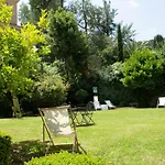 Bed & Breakfast Riari Garden 5*